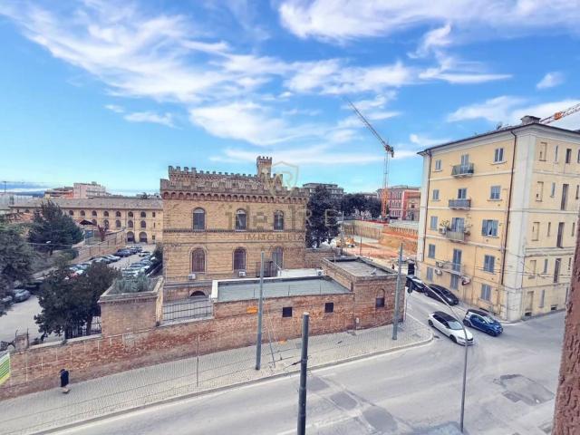 Appartamento in vendita di 121 m² in Via Federico Salomone, 83