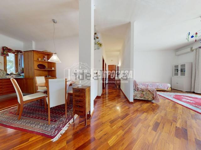 Appartamento in vendita di 121 m² in Via Mario Adamo