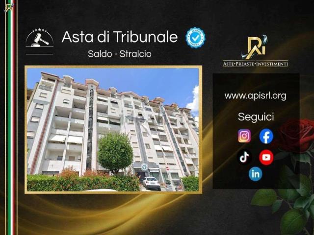 Appartamento in vendita di 121 m² in Via Raffaele Coscarella, 9