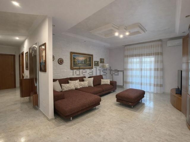 Appartamento in vendita di 122 m² in Via del Lavoro, 13