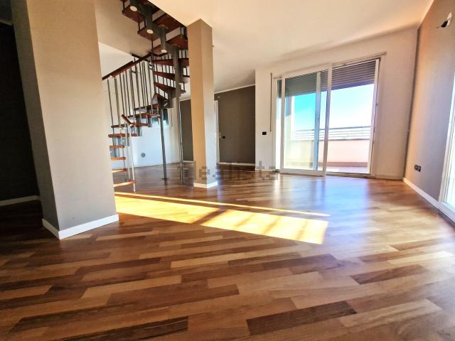Appartamento in vendita di 122 m² in Via Eugenio Villoresi