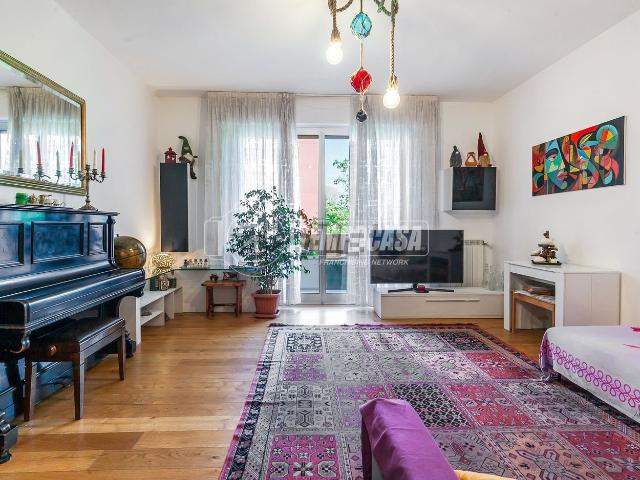 Appartamento in vendita di 123 m² in Via Fratelli Rosselli, 6