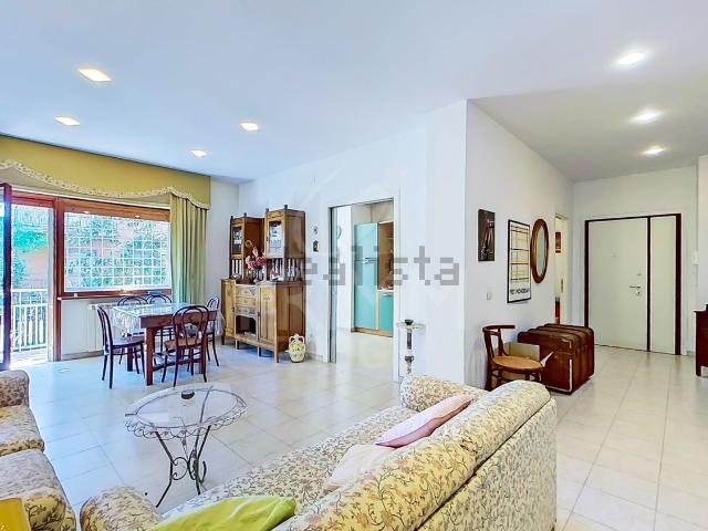 Appartamento in vendita di 124 m² in Via Giulio Curioni