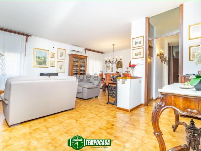 Appartamento in vendita di 125 m² in Via E. Curiel, 1