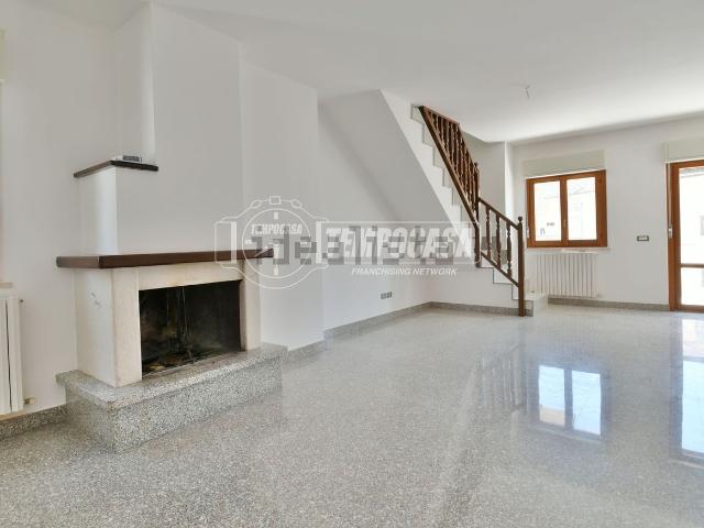 Appartamento in vendita di 125 m² in Via Emidio Luzi, 79