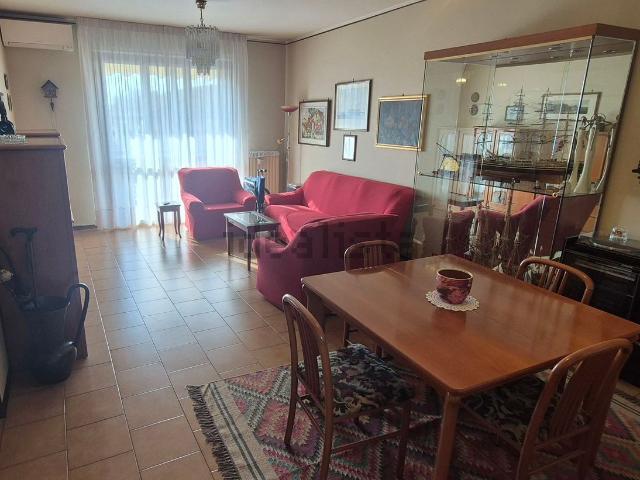Appartamento in vendita di 125 m² in Via Ugo Foscolo, 9