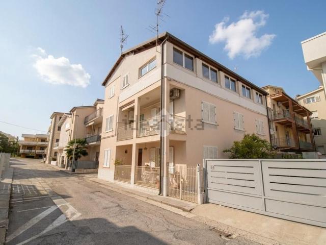 Appartamento in vendita di 80 m² in Via Lucania, 8