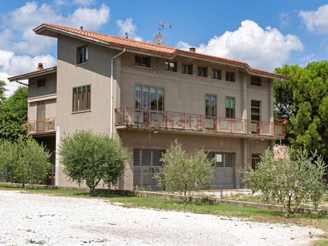 Appartamento in vendita di 126 m² in Via Montefeltro, 186