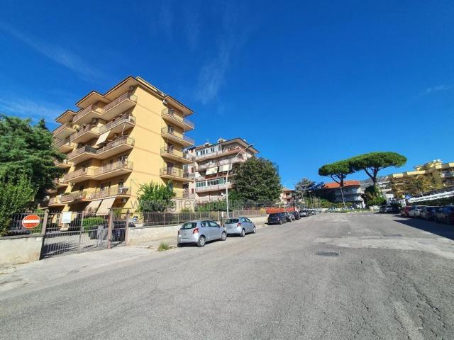 Appartamento in vendita di 127 m² in Via Diciassettesimo Cavalleggeri di Caserta, 11