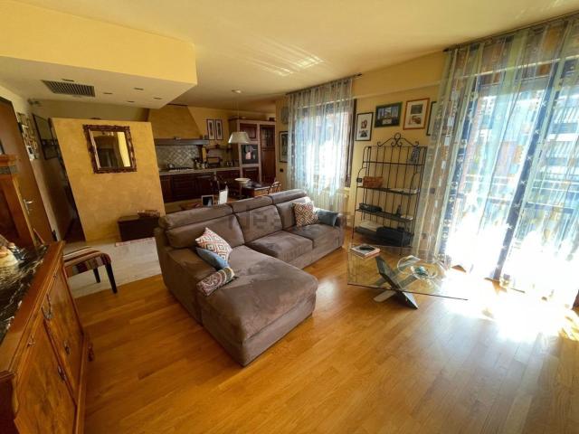 Appartamento in vendita di 127 m² in Via Monsignor Natale Mosconi, 10