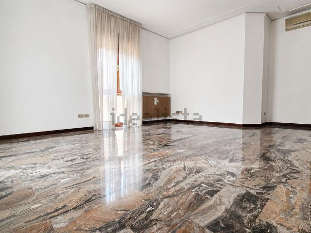 Appartamento in vendita di 128 m² in Via Cesare Battisti