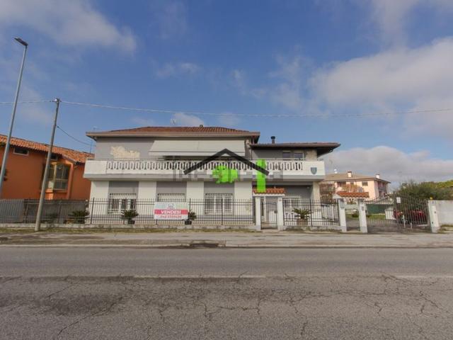 Appartamento in vendita di 128 m² in Via Crosere, 57