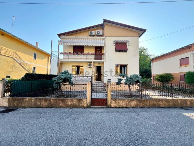Appartamento in vendita di 129 m² in Via Fabio Filzi, 16