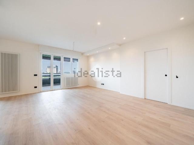 Appartamento in vendita di 129 m² in Via Rivoluzione D&apos Ottobre, 10