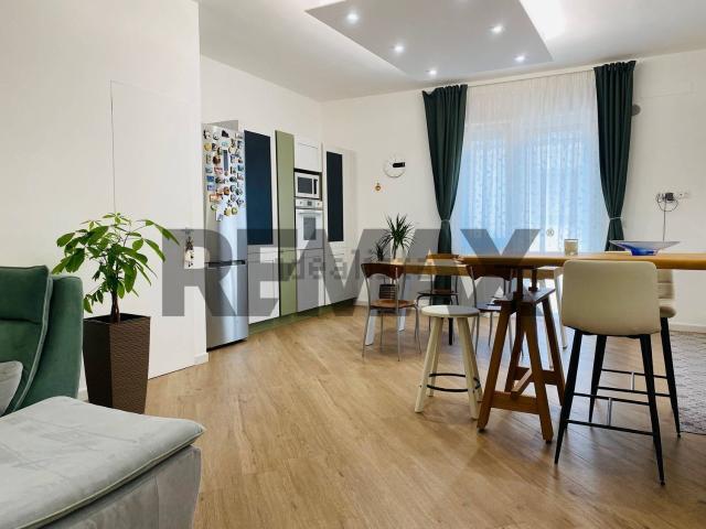 Appartamento in vendita di 130 m² in Via Giulio Petroni, 94