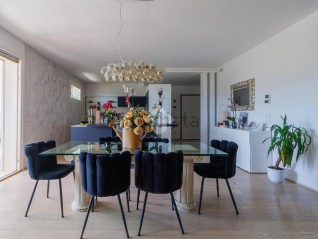 Appartamento in vendita di 130 m² in Via degli Aceri