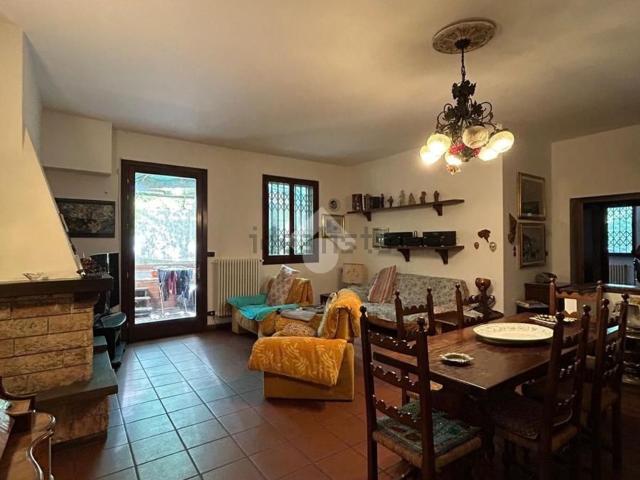 Appartamento in vendita di 130 m² in Via degli Stradelli Guelfi, 35