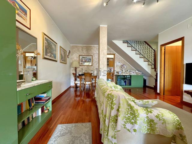 Appartamento in vendita di 130 m² in Via di Cola, 9