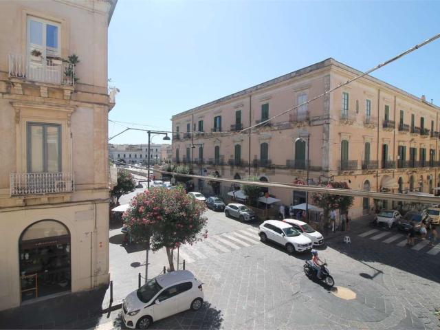 Appartamento in vendita di 130 m² in Via Filippo Cordova