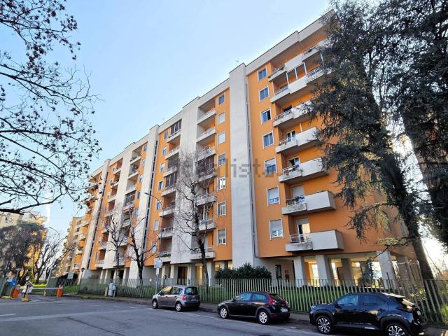 Appartamento in vendita di 130 m² in Via Sporting Mirasole, 6