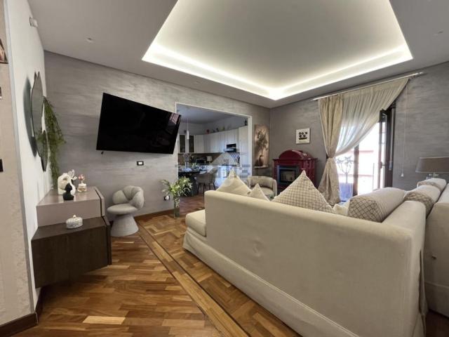 Appartamento in vendita di 130 m² in Via Pier Santi Mattarella, 271