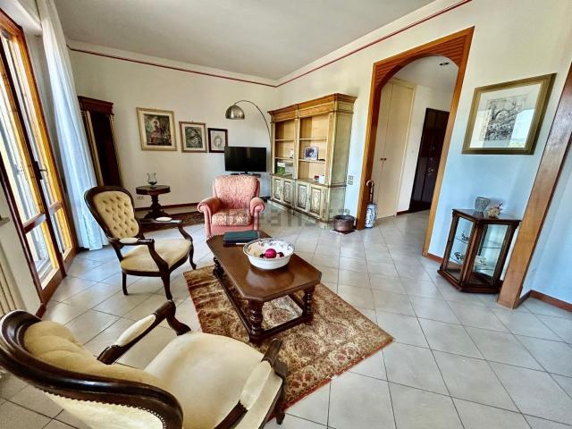Appartamento in vendita di 131 m² in Via Luigi Cherubini, 123