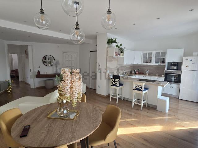 Appartamento in vendita di 131 m² in Via Napoli