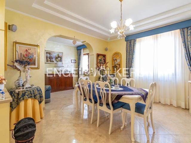 Appartamento in vendita di 131 m² in Via Tuscolana, 1411