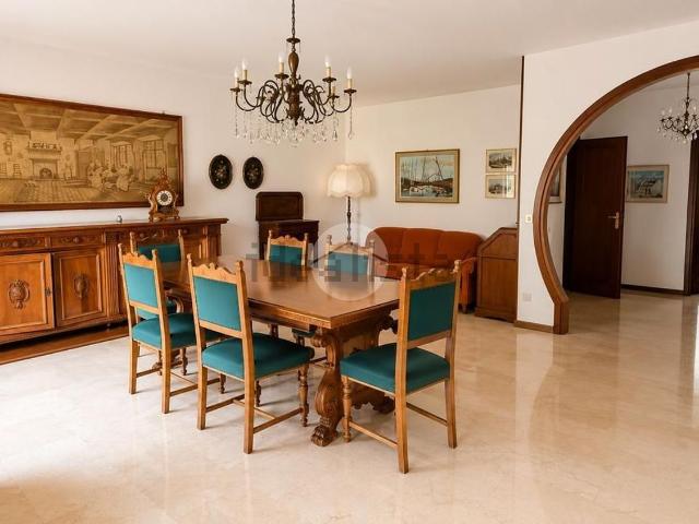 Appartamento in vendita di 131 m² in Viale 28 Aprile, 27