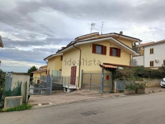 Appartamento in vendita di 132 m² in Strada Colle Scorrano, 64