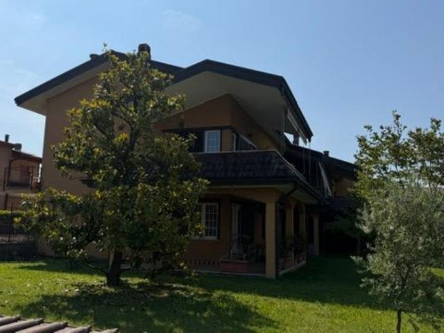 Appartamento in vendita di 133 m² in Via Mauro Venegoni, 61