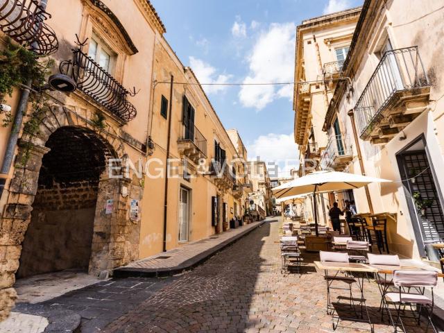 Appartamento in vendita di 133 m² in Via Rocco Pirri, 14