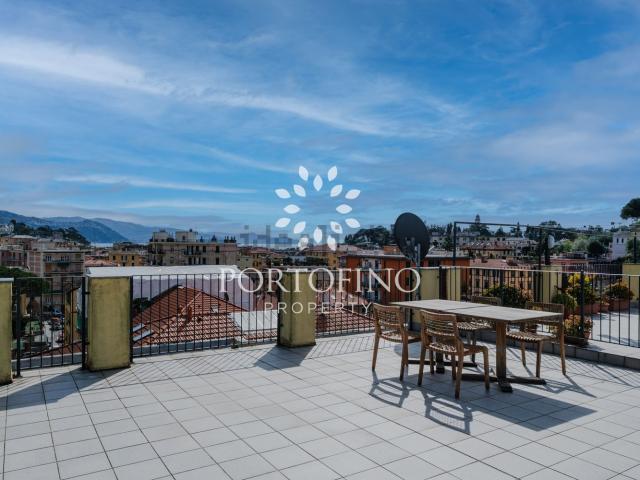 Appartamento in vendita di 134 m² in Via Andrea Roccatagliata, 36