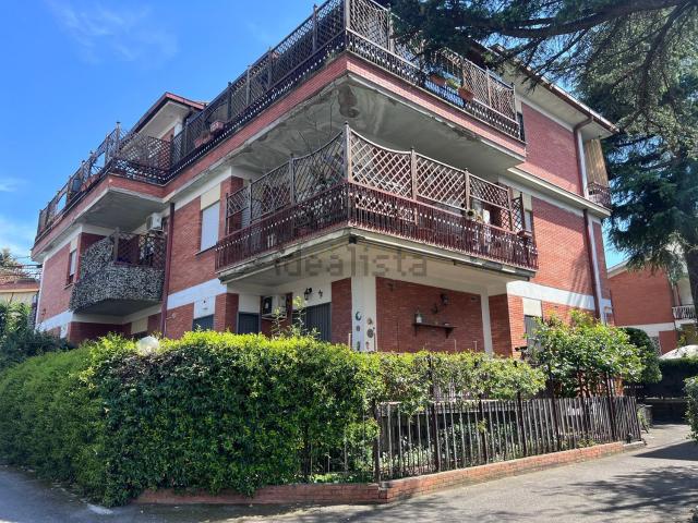 Appartamento in vendita di 134 m² in Via di Valle Alessandra, 1