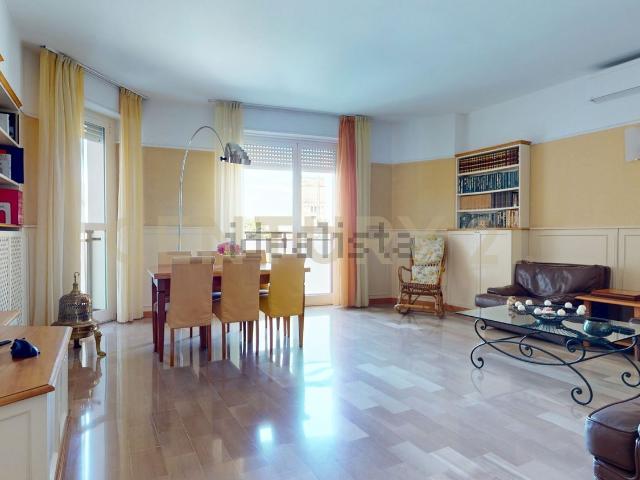 Appartamento in vendita di 134 m² in Via Lainate, 62