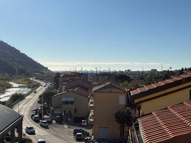 Appartamento in vendita di 134 m² in Via Lungo Argentina, 21