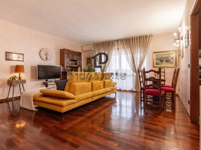 Appartamento in vendita di 135 m² in Via dei Ciclamini, 41