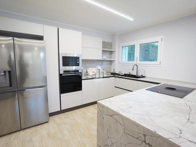 Appartamento in vendita di 135 m² in Via Fratelli Cervi, 5