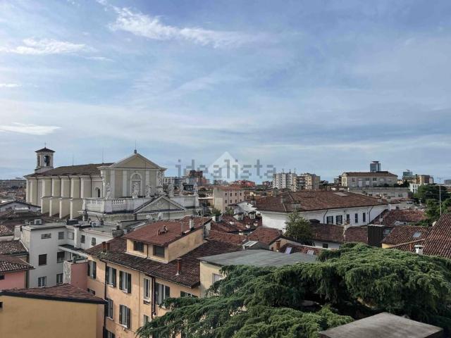 Appartamento in vendita di 135 m² in Via Fratelli Bronzetti, 16