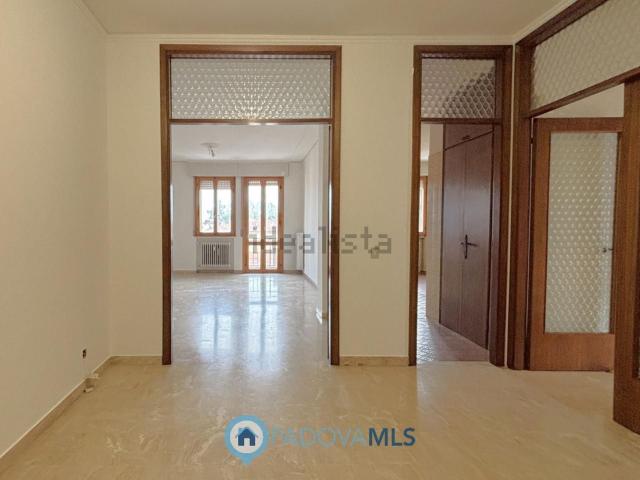 Appartamento in vendita di 135 m² in Via Sant&apos Osvaldo, 97