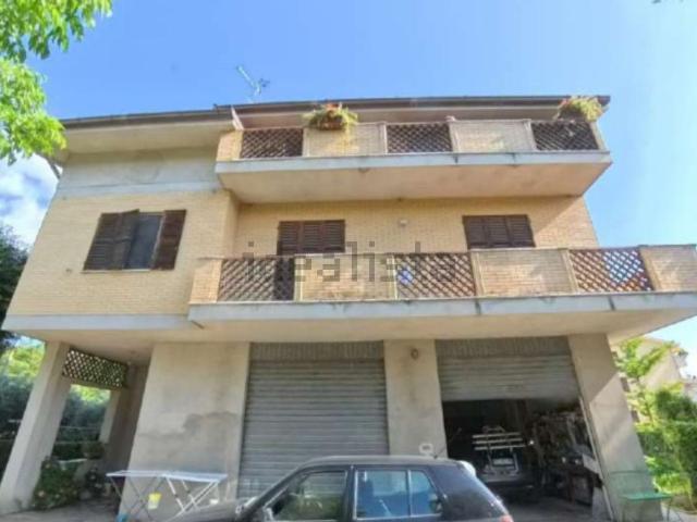 Appartamento in vendita di 135 m² in Via V. Pagani