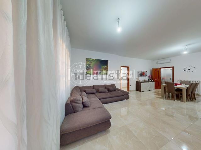 Appartamento in vendita di 136 m² in Via P. de Lorentiis, 109