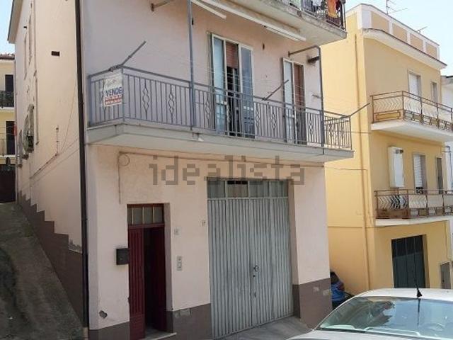 Appartamento in vendita di 137 m² in Via ugo foscolo