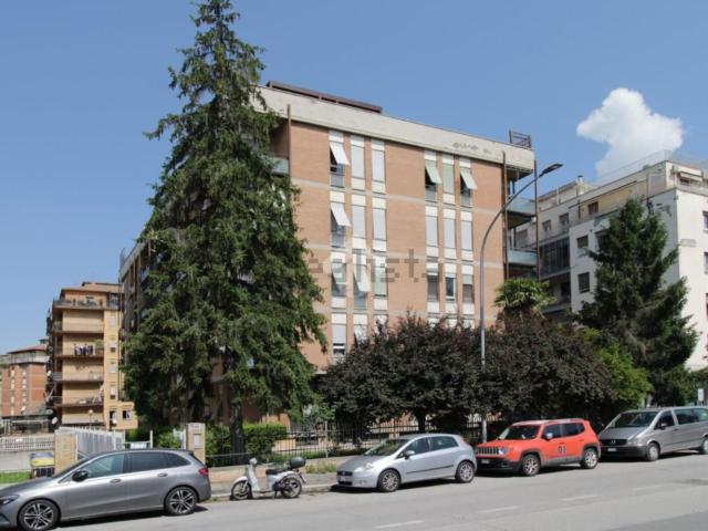 Appartamento in vendita di 138 m² in Via Giuseppe Lombardo Radice, 23