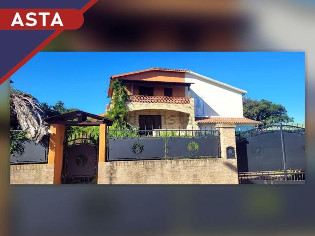 Appartamento in vendita di 138 m² in Via degli Oleandri, 14