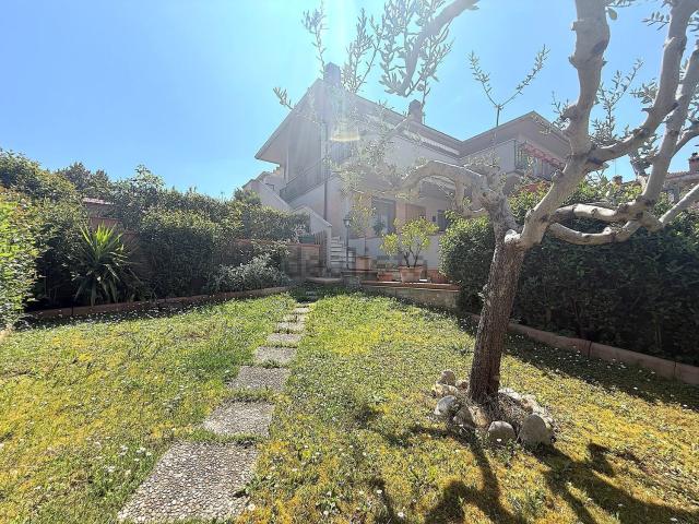 Appartamento in vendita di 138 m² in Via degli Olivi, 3