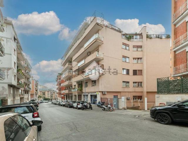 Appartamento in vendita di 138 m² in Via Festo Avieno, 99