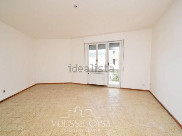 Appartamento in vendita di 139 m² in Via Ugo Foscolo