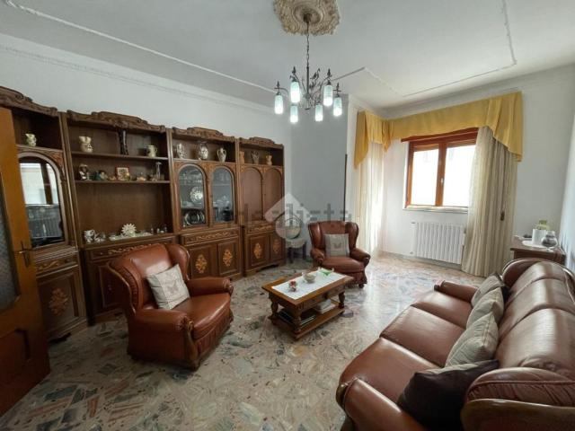 Appartamento in vendita di 140 m² in Via Catanzaro, 21