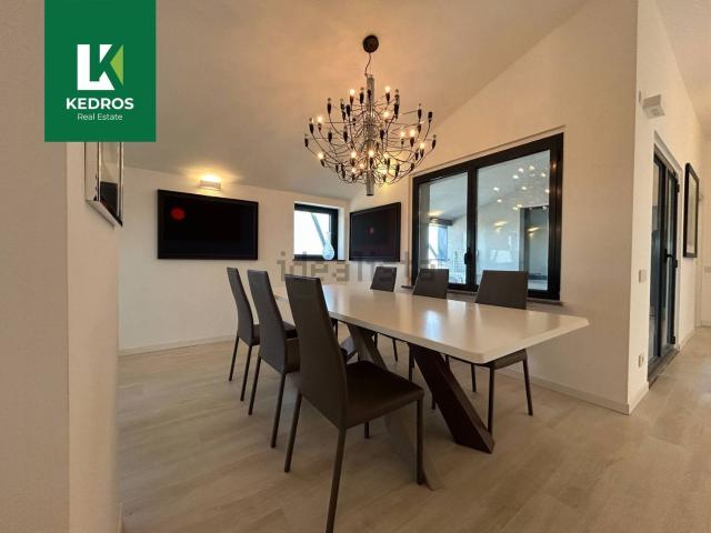 Appartamento in vendita di 140 m² in Via Carlo Cattaneo, 22